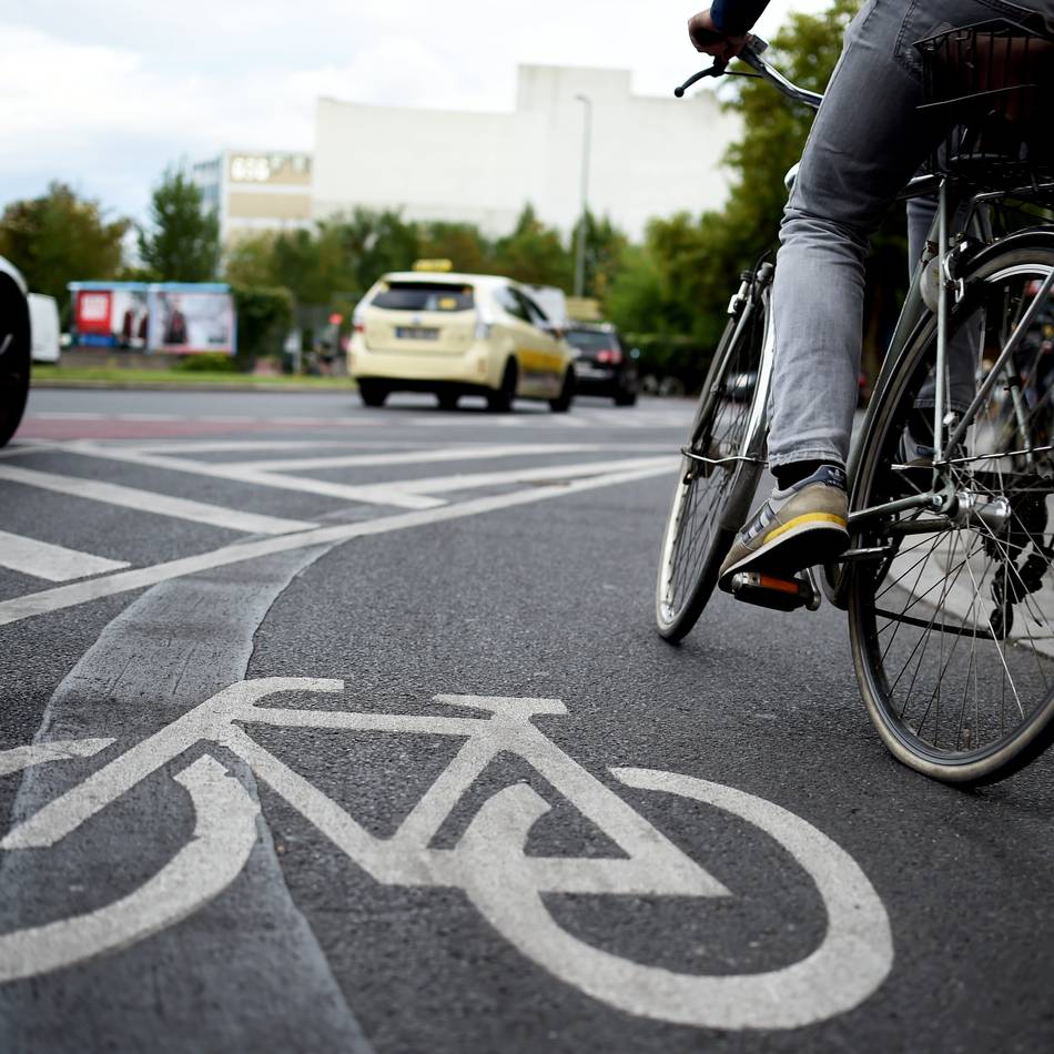 Unfallflucht in Pont: Mercedes-Fahrer rammt offenbar absichtlich E-Bike und flüchtet