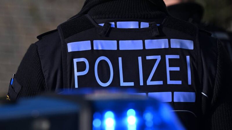 Torkelte in Dinslaken über Straße: Mann widersetzt sich der Polizei und beleidigt Beamte