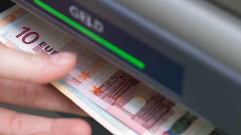 Kriminalität in Langenfeld: Falsche Bankmitarbeiter betrügen 84-Jährige und erbeuten Bargeld