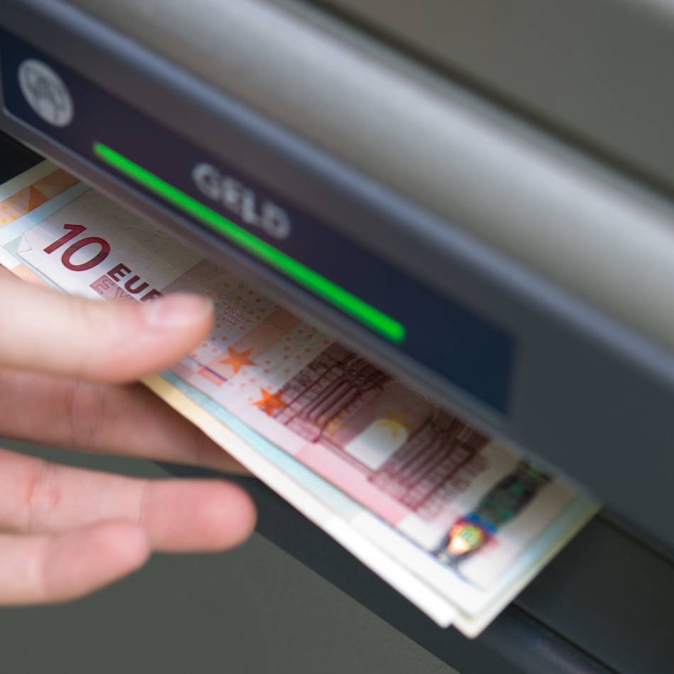 Kriminalität in Langenfeld: Falsche Bankmitarbeiter betrügen 84-Jährige und erbeuten Bargeld