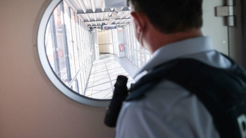 Festnahme am Flughafen: Gesucht wegen Beleidigung und Körperverletzung – Polizei nimmt zwei Straftäter am Airport Weeze fest
