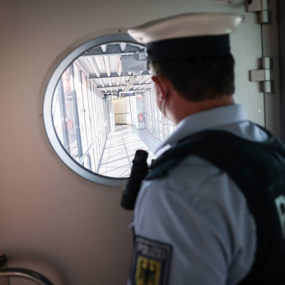Festnahme am Flughafen: Gesucht wegen Beleidigung und Körperverletzung – Polizei nimmt zwei Straftäter am Airport Weeze fest
