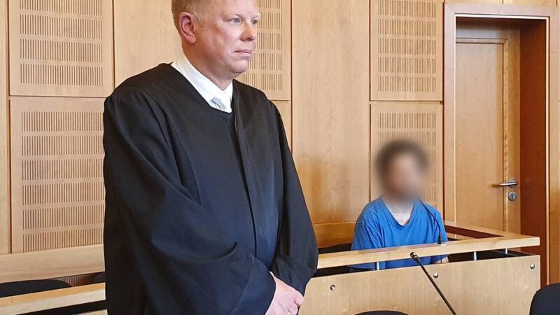 Prozess um Kindesmissbrauch an Krefelder Schulen: Vater des Angeklagten macht emotionale Aussage