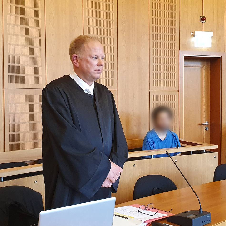 Prozess um Kindesmissbrauch an Krefelder Schulen: Vater des Angeklagten macht emotionale Aussage