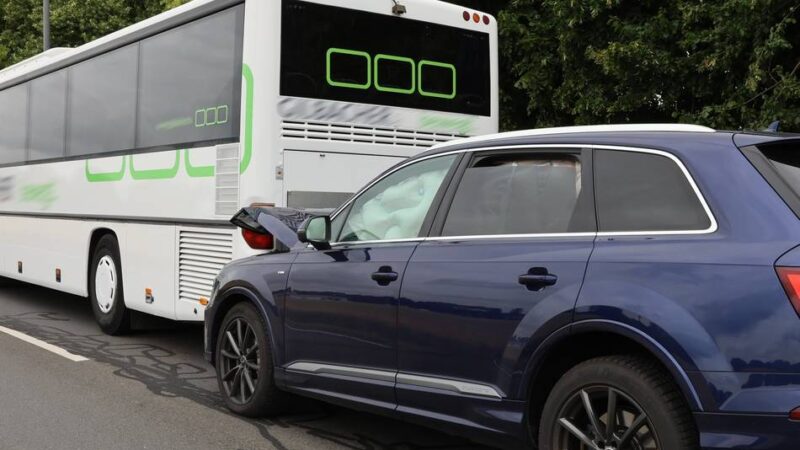 Unfall in Grevenbroich: Audi prallt auf Reisebus – Aluminiumstraße gesperrt