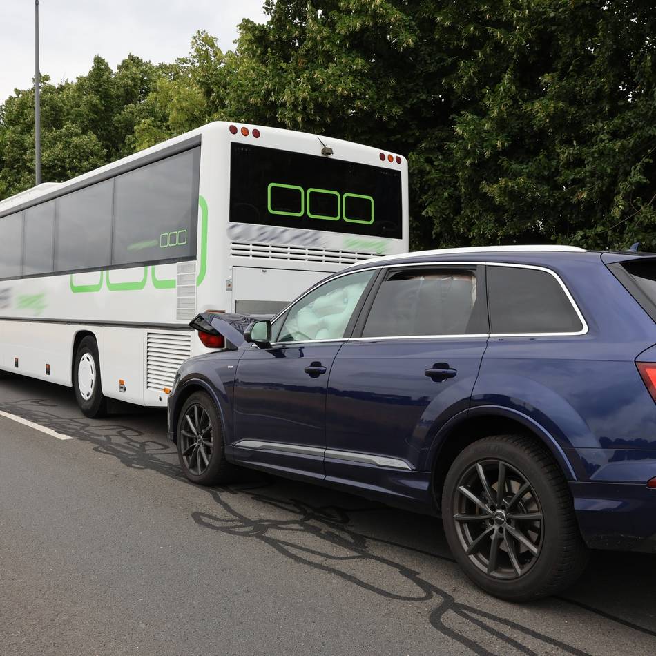 Unfall in Grevenbroich: Audi prallt auf Reisebus – Aluminiumstraße gesperrt