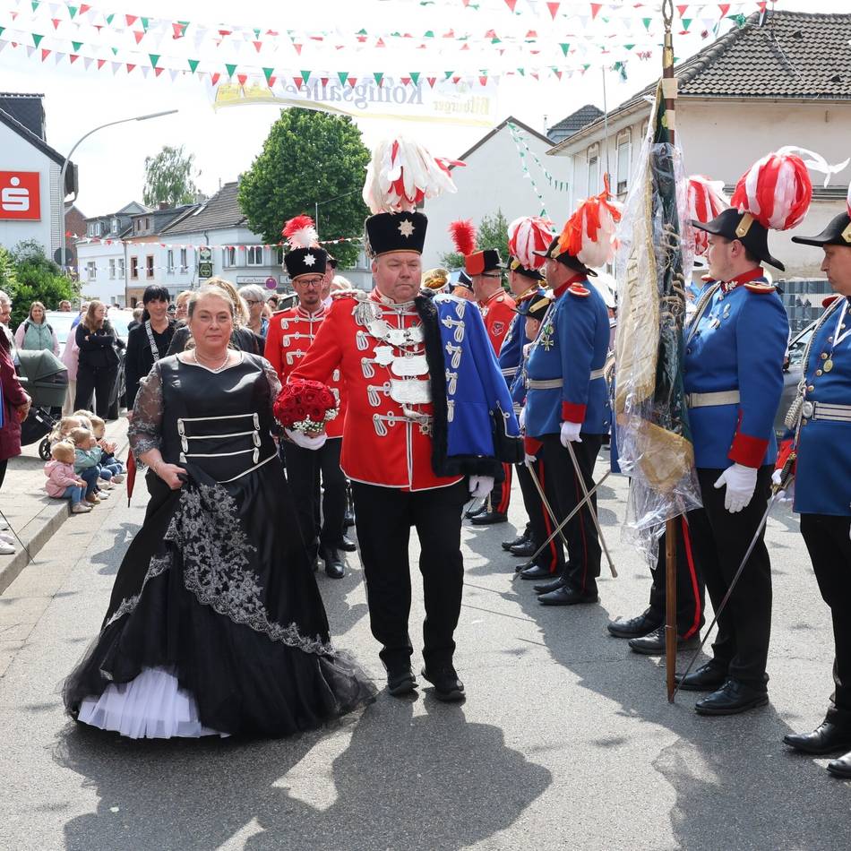 Tradition und Stimmung in Jüchen: Regen, Ragtime, Residenz — Schützen feiern mit Herz