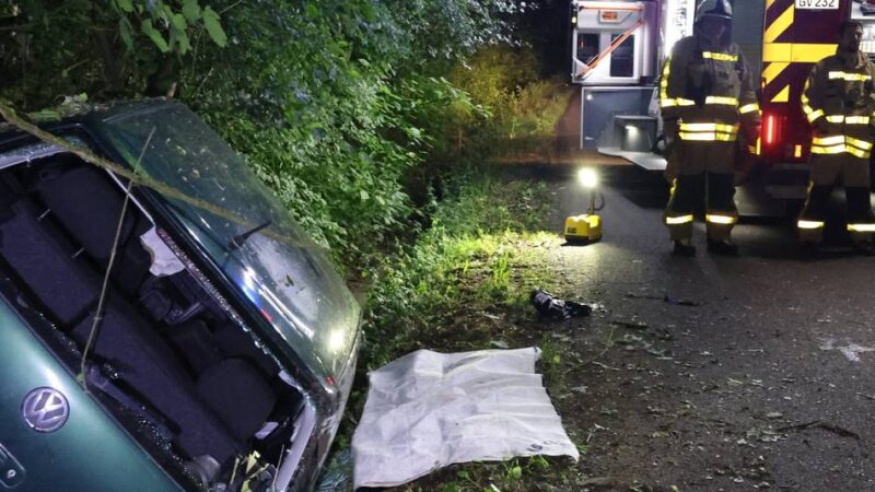 Unfall in Grevenbroich: Fahrer nach Autounfall geflüchtet