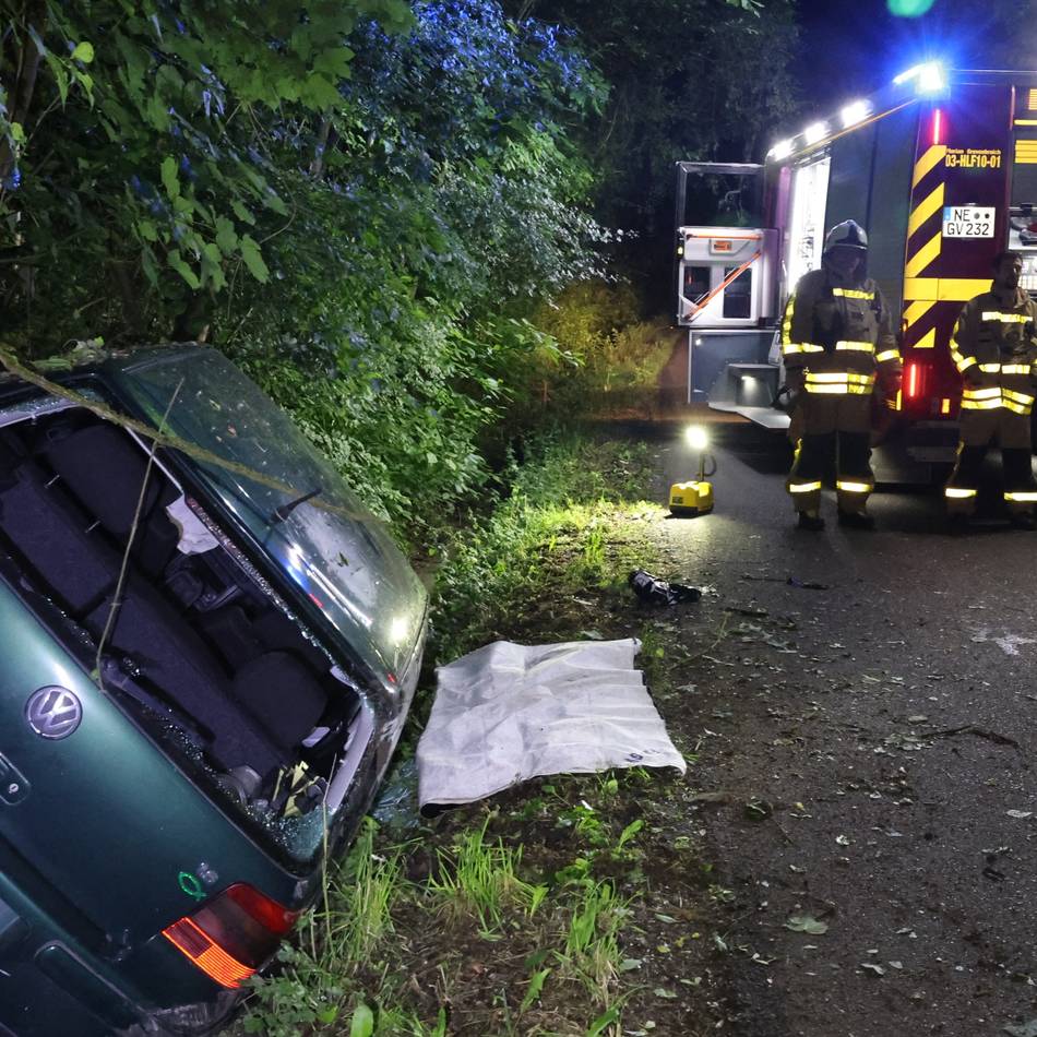 Unfall in Grevenbroich: Fahrer nach Autounfall geflüchtet