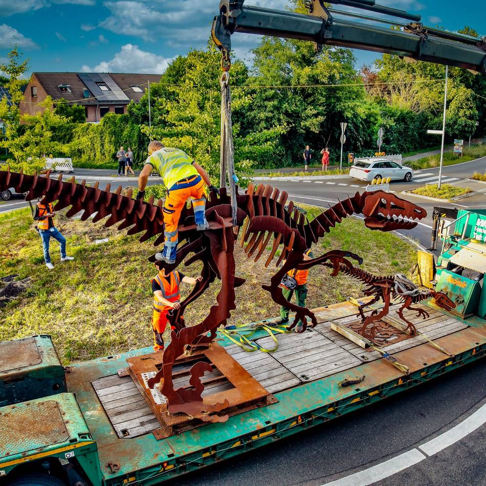 Umzug: Dinosaurier-Skulpturen von Odo Rumpf stehen wieder in Baumberg
