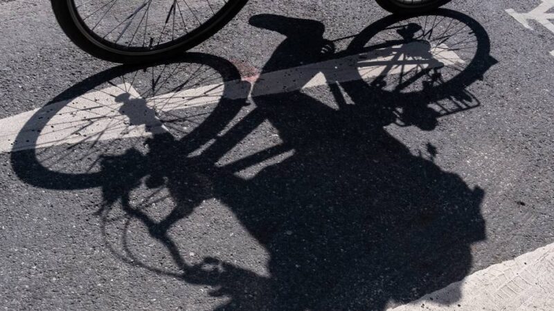 Unfall in Wanheimerort: Radfahrerin in Duisburg von BMW erfasst – Fahrer flüchtet