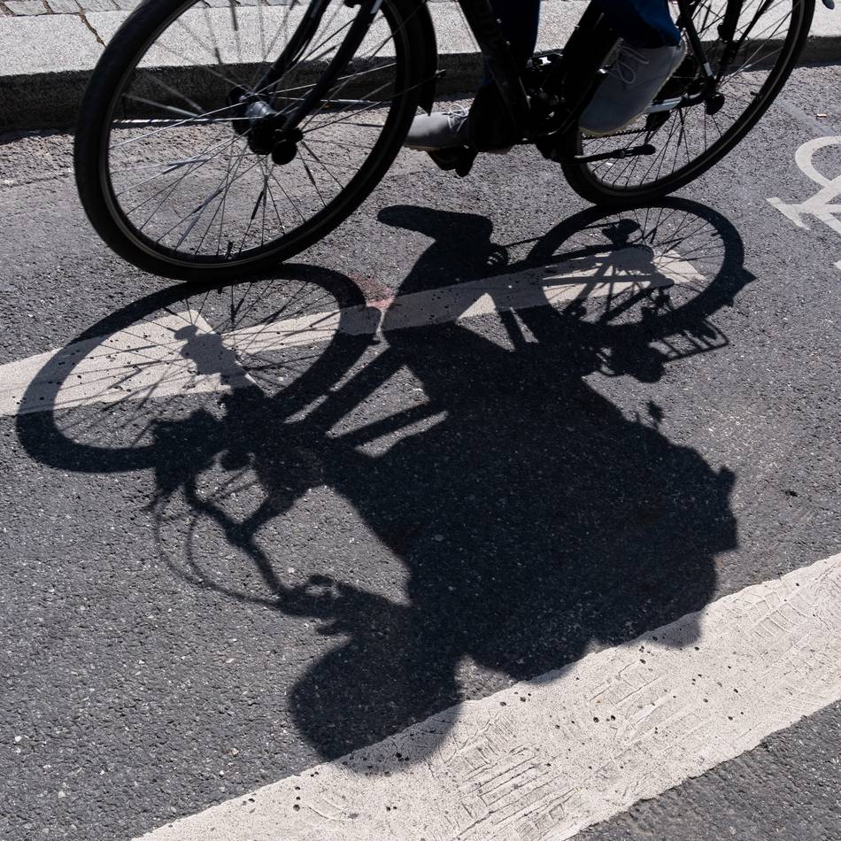 Unfall in Wanheimerort: Radfahrerin in Duisburg von BMW erfasst – Fahrer flüchtet