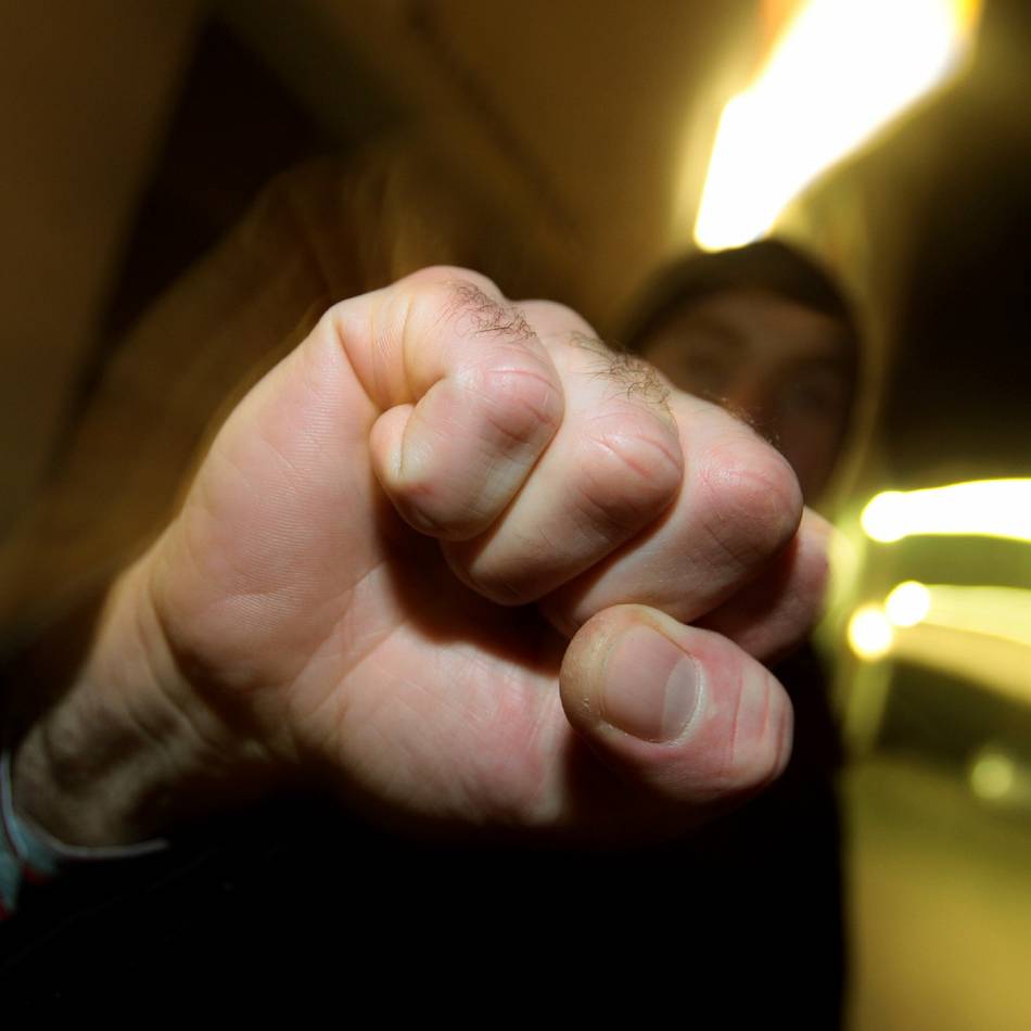 Junger Mann aus Grevenbroich: 22-Jähriger wegen Gewalttaten in Döner-Imbiss und Discounter vor Gericht