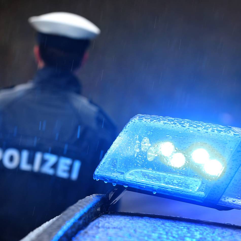 Nachts in Dinslaken: Betrunkener Radfahrer baut beinahe Unfall – direkt vor der Polizeiwache