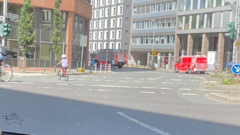 Düsseldorf-Pempelfort: Abbiegeunfall mit zwei Verletzten an der Toulouser Allee