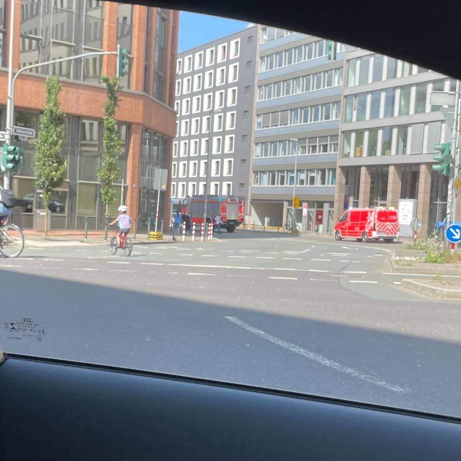 Düsseldorf-Pempelfort: Abbiegeunfall mit zwei Verletzten an der Toulouser Allee