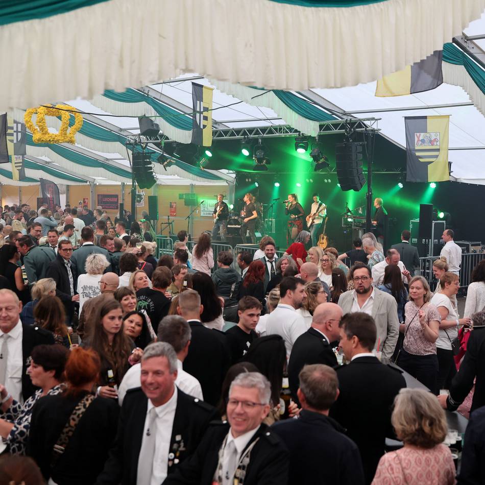 Unges Pengste 2025 in Korschenbroich: „Remember Band“ bringt das ausverkaufte Festzelt zum Beben