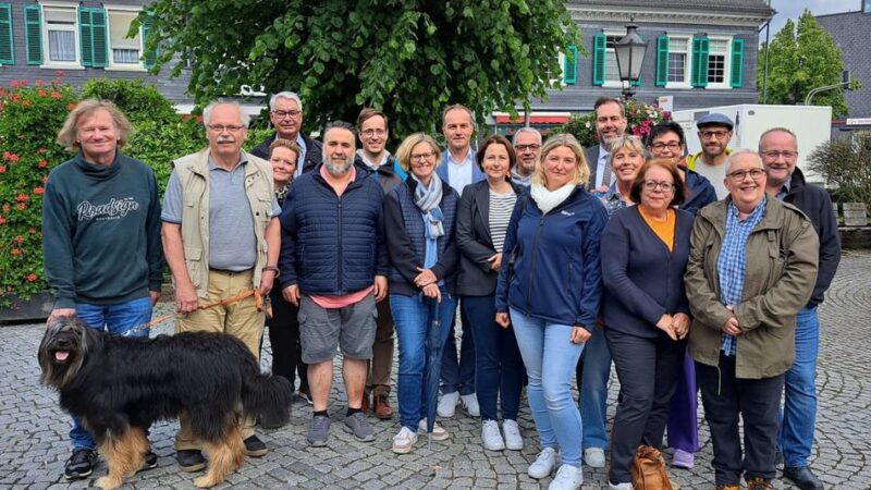 Hückeswagener Spenden zur Verschönerung der Stadt: Eisig-süßer Dank für die Sponsoren der Blumenampeln