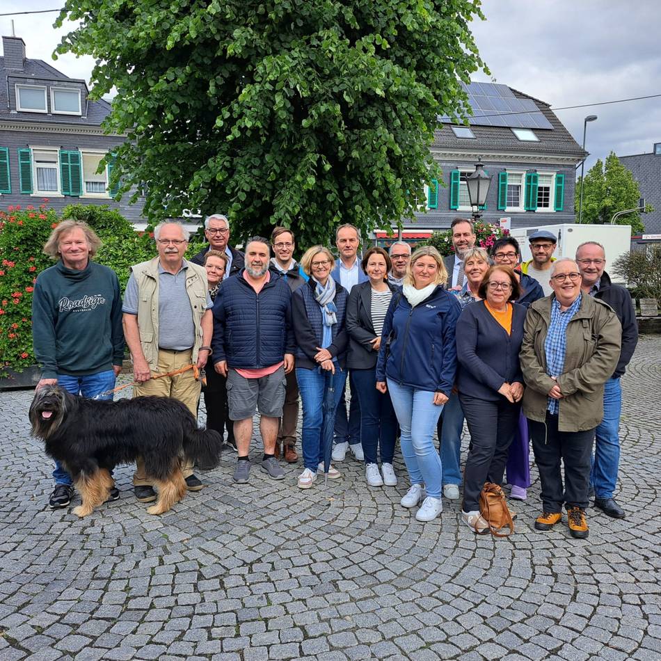 Hückeswagener Spenden zur Verschönerung der Stadt: Eisig-süßer Dank für die Sponsoren der Blumenampeln