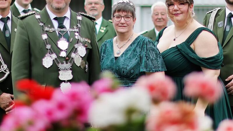Die St. Sebastianus Schützen feiern in Hilden : Großes Schützenfest mit Kirmes, Kapellen und Königsschießen