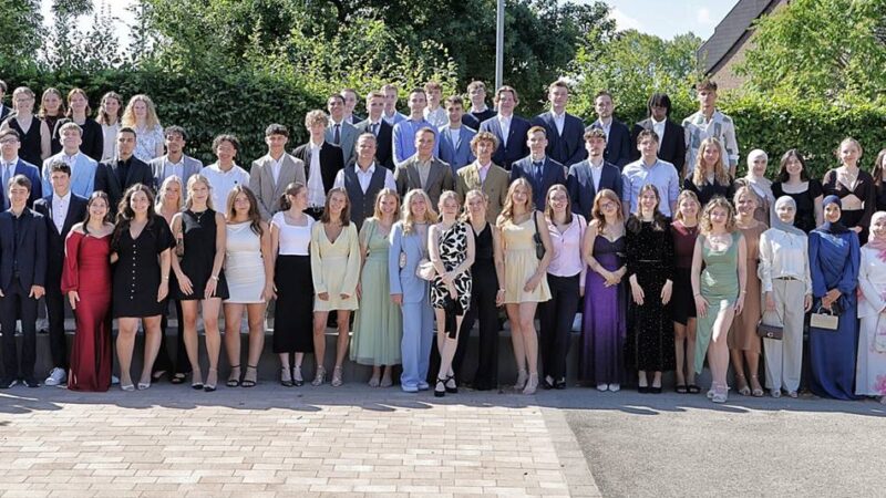 Abiturjahrgang 2025 des Helmholtz-Gymnasiums: Stilvolle Entlassfeier in der Aula