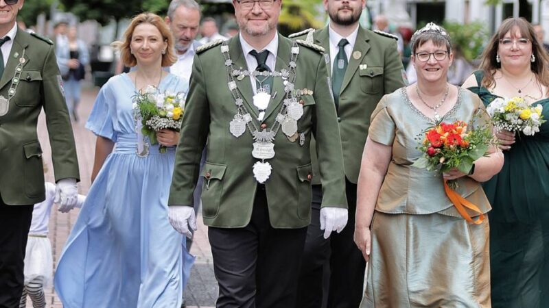 Schützenfest in Hilden: Begeisterung beim Festumzug durch die Stadt