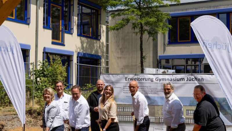 Schulausbau in Jüchen: Nach Spatenstich rollten jetzt am Gymnasium Jüchen die Bagger an