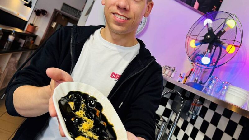 Imbiss-Kreation in Neuss: Schwarze Currywurst mit Engelshaar – wie schmeckt denn sowas?