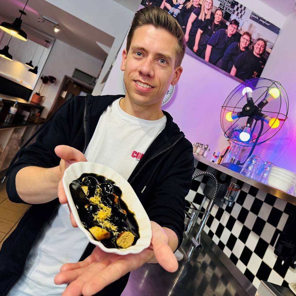 Imbiss-Kreation in Neuss: Schwarze Currywurst mit Engelshaar – wie schmeckt denn sowas?
