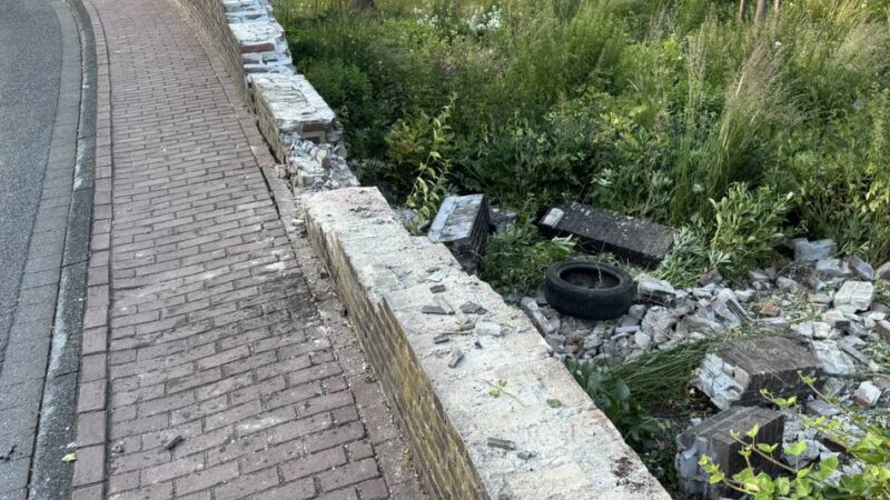 Polizei sucht Zeugen: Auto fährt in Xantener Stadtmauer – Fahrer flüchtet
