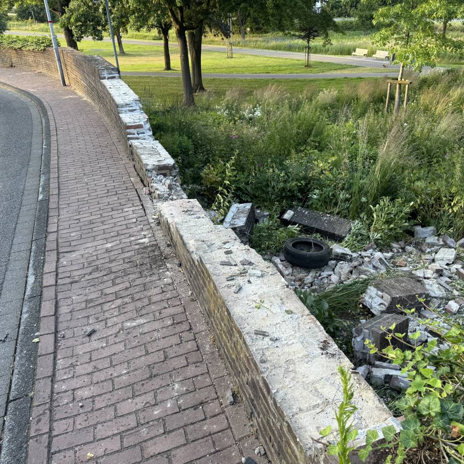 Polizei sucht Zeugen: Auto fährt in Xantener Stadtmauer – Fahrer flüchtet