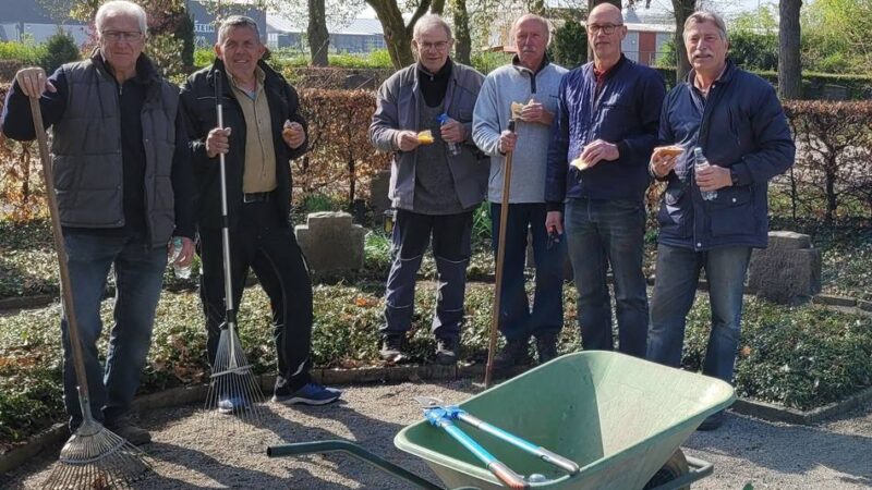 Auf dem Friedhof in Menzelen: Verein für Geschichte und Brauchtum säubert Kriegsgräber