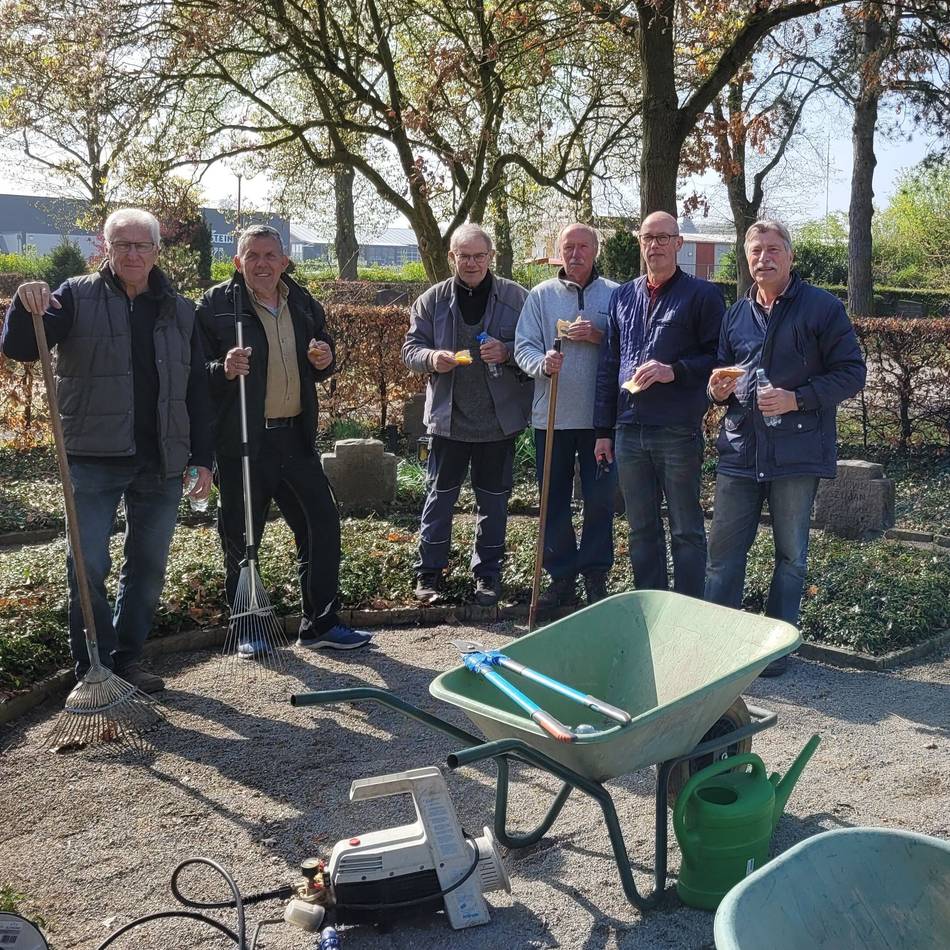 Auf dem Friedhof in Menzelen: Verein für Geschichte und Brauchtum säubert Kriegsgräber