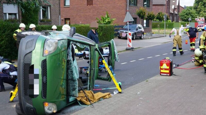 Senioren in Nettetal-Schaag verletzt: Auto kippt nach Unfall auf die Seite