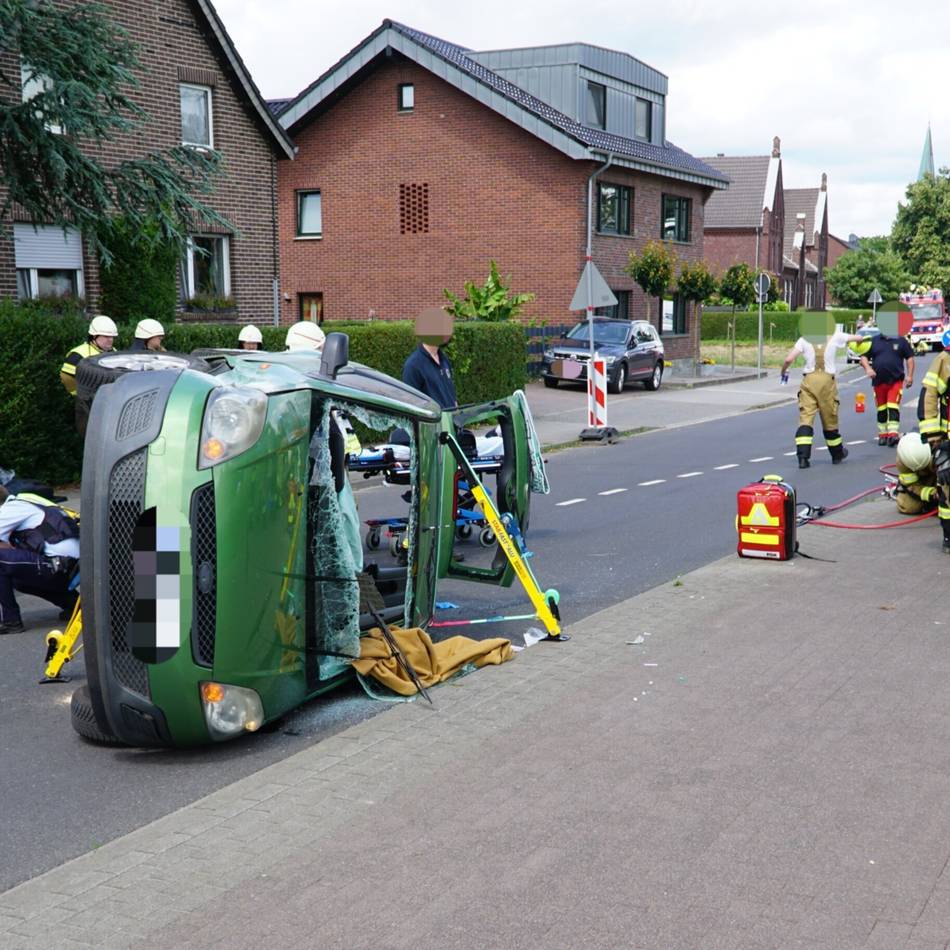 Senioren in Nettetal-Schaag verletzt: Auto kippt nach Unfall auf die Seite