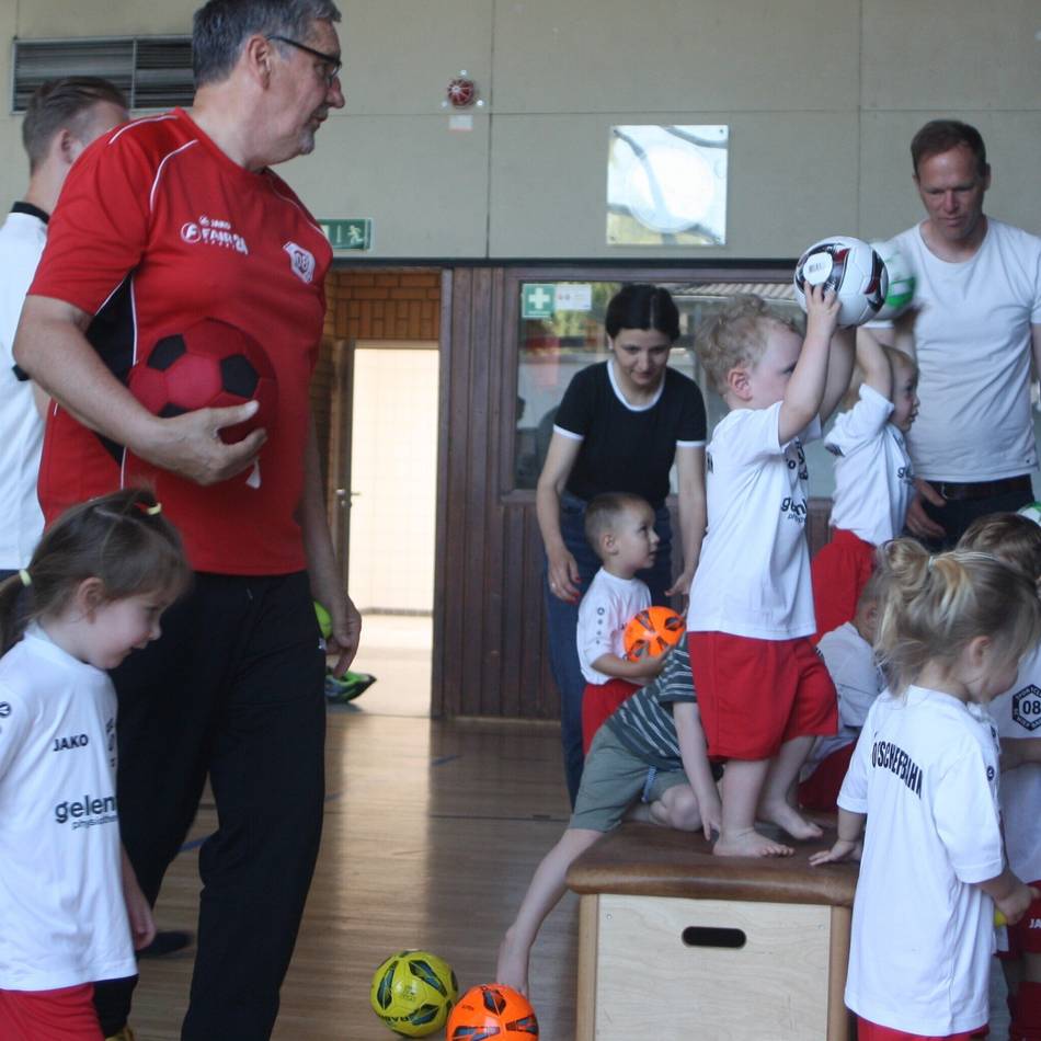 Fußball-Turnstunde: In Schiefbahn kicken schon die Allerkleinsten