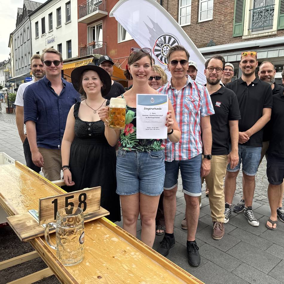 Wettbewerb für guten Zweck: Das ist Xantens erste Stadtmeisterin im Bierkrugschubsen