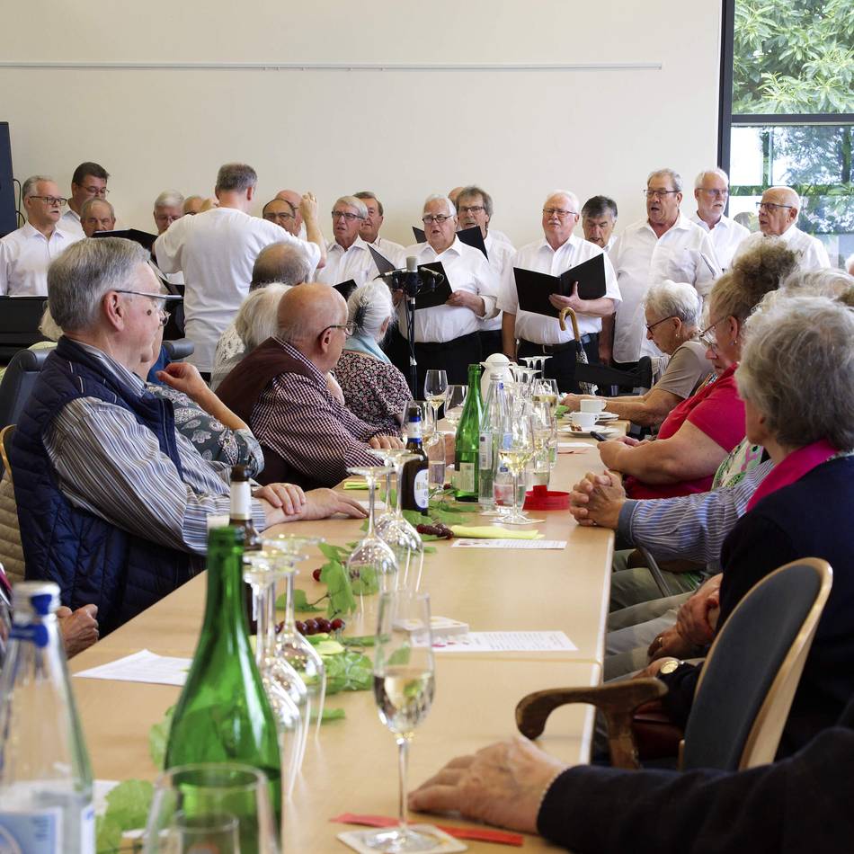 Im und am Evangelischen Gemeindehaus: Tolle Stimmung beim Weinfest mit Musik in Wallach