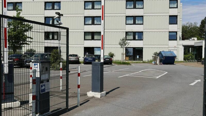 Öffentliche Sitzung im Bürgerhaus Reisholz: Politiker diskutieren über Flüchtlingsunterkunft und Stadtteilbücherei