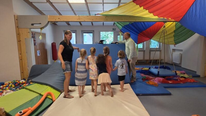 Feierliche Eröffnung: Kaarster Kita-Kinder freuen sich über neue Turnhalle