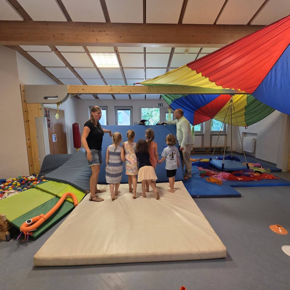 Feierliche Eröffnung: Kaarster Kita-Kinder freuen sich über neue Turnhalle