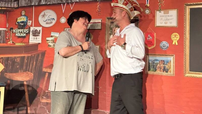 Bei Gastspiel im Bürgersaal Issum: Wie Ingrid Kühne den Sitzungspräsidenten überraschte