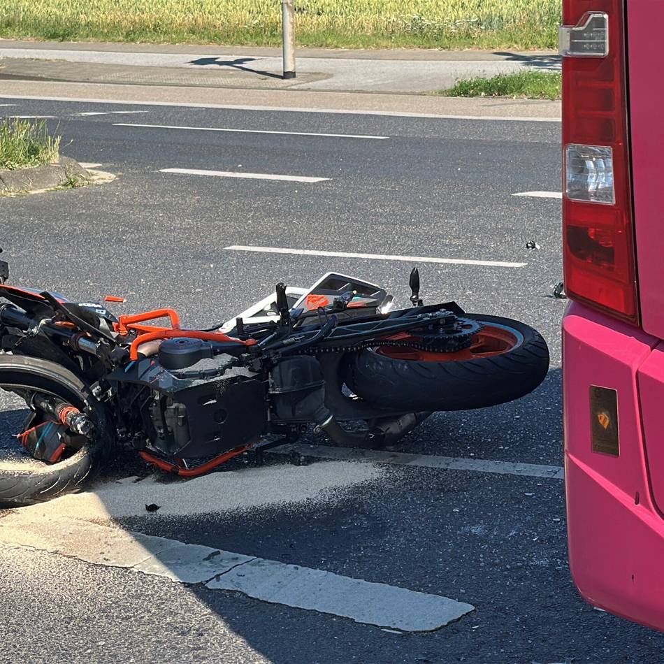 Tödlicher Unfall in Mönchengladbach: Motorradfahrer stirbt bei Zusammenstoß mit Linienbus