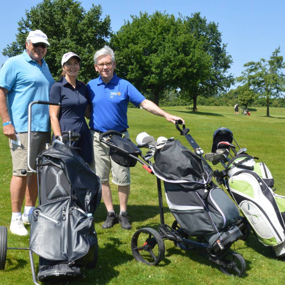 Golfclub Dreibäumen in Hückeswagen: 80 Golfer spielen in 40 Teams für den guten Zweck