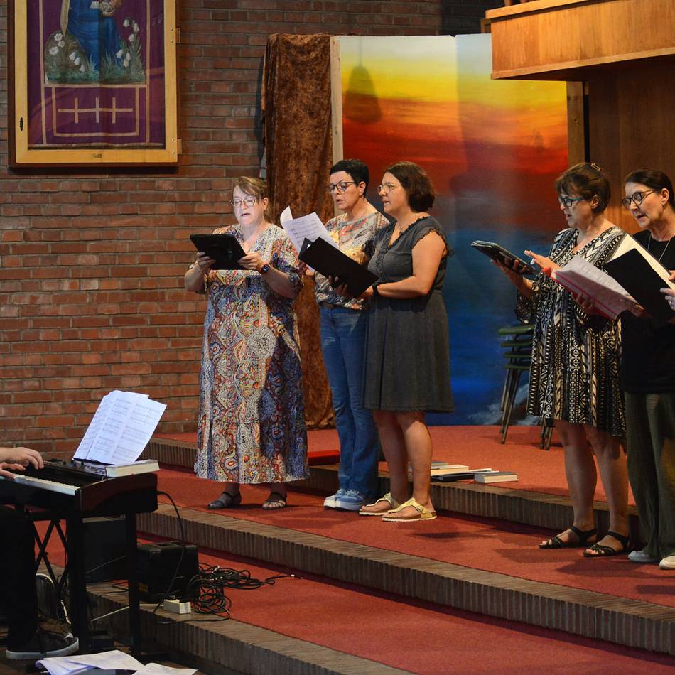 Liebe feiern – Vielfalt segnen – Gemeinschaft erleben | Gottesdienst der Liebenden berührt zum fünften Mal Herzen in Dormagen-Delrath: Ein Haus aus Liebe und Vertrauen