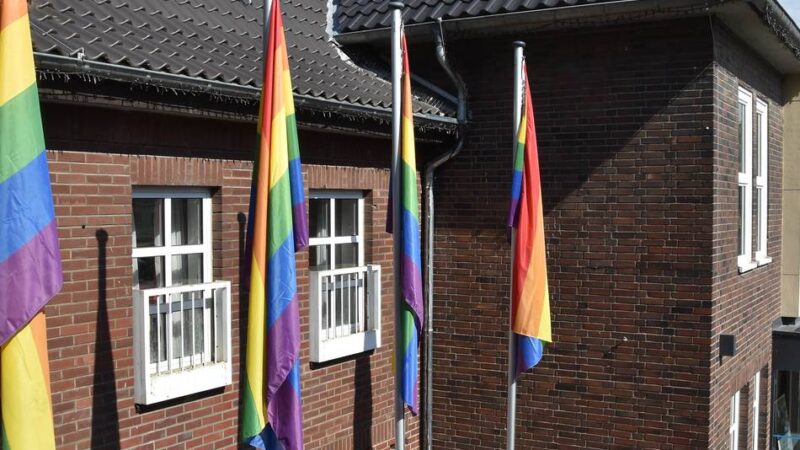 „Zeichen für Vielfalt“: Stadt hisst Regenbogenflaggen vor dem Monheimer Rathaus