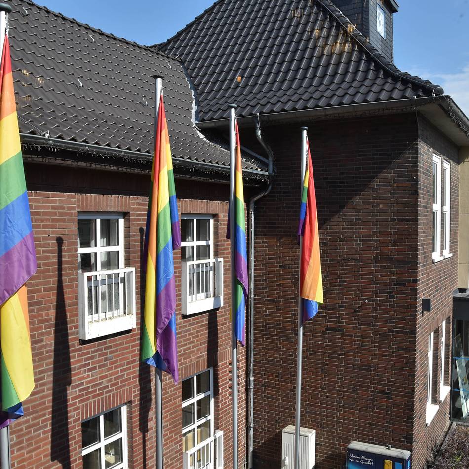 „Zeichen für Vielfalt“: Stadt hisst Regenbogenflaggen vor dem Monheimer Rathaus