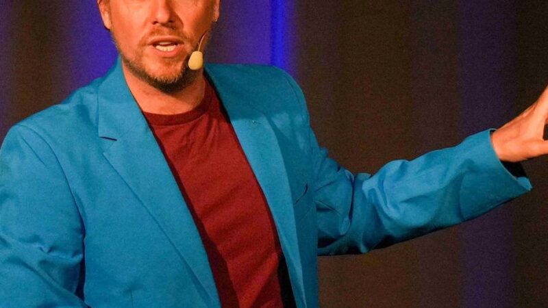 Erste „Late Night Show“ im Kommödchen : Entspanntes Leben unter dem Regenbogen