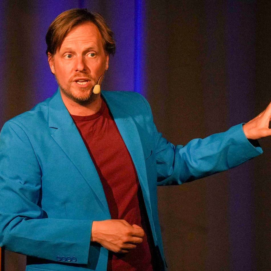 Erste „Late Night Show“ im Kommödchen : Entspanntes Leben unter dem Regenbogen