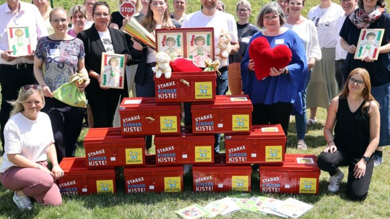 Gegen sexualisierte Gewalt: Mönchengladbacher Kitas bekommen 40 „Starke Kinder Kisten“